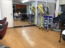 マンアンドウーマン カットハウスMAN&WOMANの雰囲気（車いすのままカットできる余裕のあるスペース）