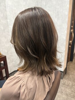 染めるたびに自然体で輝く魅力を引き出す、頑張りすぎない大人女性のためのダメージレスカラー。