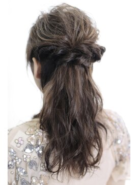 オーバーキャプテンネイキッド(OVER CAPTAIN NAKED) ツイストハーフアップ