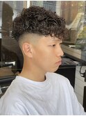 ワイルドツーブロック刈り上げくせ毛ショートバーバースタイル