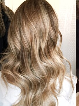 エーヴ くびれレイヤー韓国風巻き髪 プラチナホワイトパール