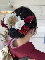 ヒマワリ(HIMAWARI)&nbsp;シニヨン　成人式ヘア　和装ヘア　ドライフラワー