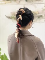 ヘアセットサロンエッジ(Edge) スカーフを使ってポニーテールアレンジ