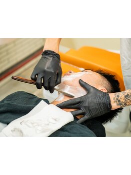 バーバーだからこそ出来るシェービングで細部までかっこよく。清潔感ある身だしなみで好印象に★