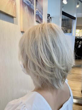 ヘアーグランデシーク(Hair Grande Seeek) ショートウルフハイトーンカラーダブルカラーホワイト☆