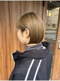 ブロンドベージュ×耳掛けボブ
