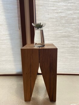 トイ(toi.)の写真/《癒しのサロンタイム》店内照明からスツール等隅々までこだわりぬいたインテリアで、非日常的な空間を―。