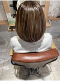細めハイライト×くすみベージュ×ミディアムボブ