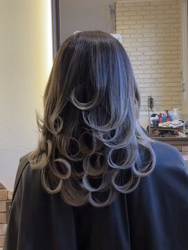 ゼウス(Zeus.) 海外ヘアーハッシュカットレイヤーカットハイライトカラー