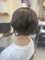 サロン ド アベニュー 透明感カラー、外ハネニュアンスボブ
