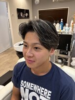 バースト(BURST) センター分けツーブロックミディアムショート