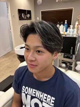 バースト(BURST) センター分けツーブロックミディアムショート