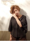 大人かわいい♪ラフな軽さと動きのあるショートスタイル サイド
