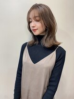 ココアベージュくびれ外ハネ顔まわりレイヤーミディ