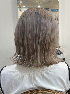 マークス(marks) 大人綺麗、可愛い外ハネボブ　ブリーチありアッシュベージュ