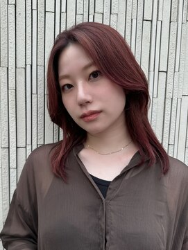 メイカ(MEIKA) ”くびれヘア×チェリーレッドカラー”