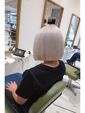 ルクール ヘアー プレジー(Le Coeur HAIR Plaisir) ミニボブ×ホワイトカラー