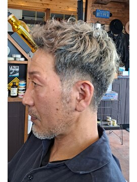 バーバーショップ ブラザーズ(barbershop Brothers) くせ毛を生かしたショートスタイル刈上げ