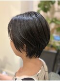 黒髪でも重く見せない、大人のための軽やかショート
