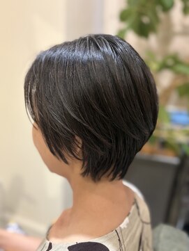ニジチャウ(Nijichaw) 黒髪でも重く見せない、大人のための軽やかショート