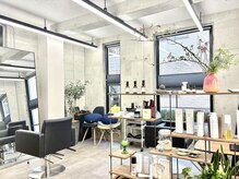 オントエンヘアー(ONTOEN.Hair)の雰囲気（植物、アロマオイル、自然物の置き物等、心落ち着くインテリア）