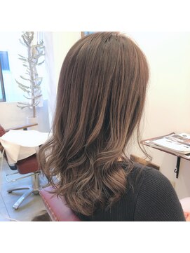 エメリヘアー(Emeli Hair) ハイライトローライトのグレージュシークレットカラーウェーブ