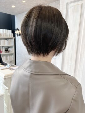 キャアリー(Caary) 福山市美容室Caary人気 首元スッキリ前下がりショートボブ