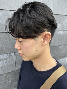 ヒュイル バイ ニアウ(Hwyl by Niau) メンズマッシュセンターパートスパイラルパーマニュアンスパーマ