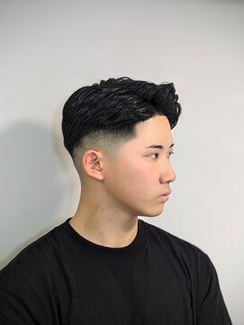 ルカル(Rukar) バーバースタイル フェードカット スキンフェード 七三分け