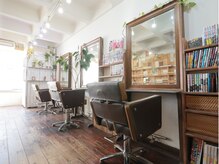 木目調で温かみのある店内です！[メンズ/メンズカット/men's]