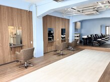 フリーナ(Frina)の雰囲気（広々として、水色と木目調の落ち着いた雰囲気です☆）