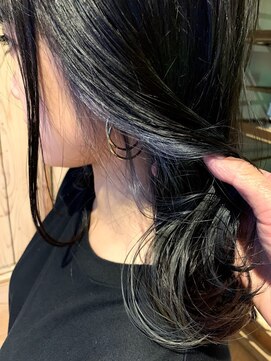 ベニヤボンドストリート(Beniya BOND STREET) インナーカラー×くすみブルー×鎖骨ミディアム