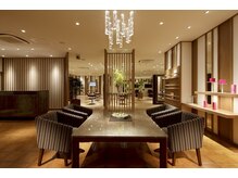 美容室 ビ フェスカ(B FESCA)の雰囲気（【ホテルラウンジのような上質空間】豊富なドリンクをご用意。）