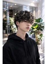 ブリーチハイライトにパーマが可能♪黒髪にブリーチハイライトとパーマで柔らかい動きに