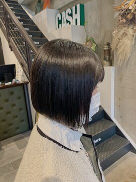 ココモ(KOKOMO) ぱつっと前下がりボブ