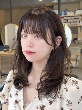 ティア(Tia.) (ぱっつん前髪/おくれ毛/レイヤーカット/ベージュ/小顔)