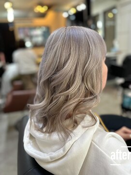 アキコ(AKIko) パールホワイトで可愛く巻き髪