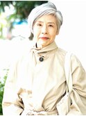 左右のデザインを変えたアシンメトリーショートカット