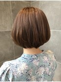 ベージュ×ショートボブ