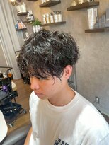 トニコ(toniko)&nbsp;シャドウパーマ×センターパート×テーパーフェード×刈り上げ