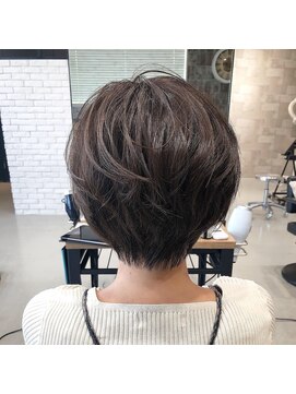 ザ シー 橋本(The C) 首まわりを綺麗に見せるショートヘア