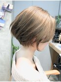 ベージュ×小顔ハンサムショートボブ