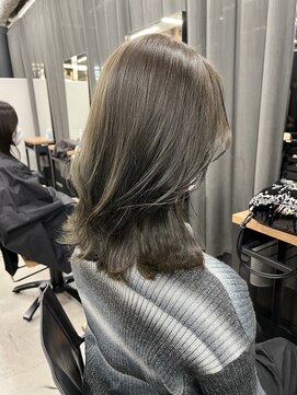 アリュウル 表参道(ALLURE) 大人韓国外ハネミディアムレイヤー暗髪透明感オリーブグレー千葉