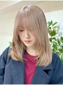 ヘーゼルベージュバタフライカットミディアムレイヤーカットボブ