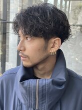 波巻きスパイラルパーマは、どんなファッションにも合わせやすいのが人気◎[メンズパーマ/フェード]