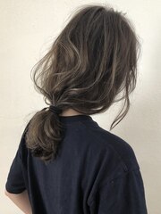 低めで結ぶヘアアレンジ