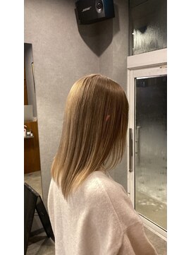 ビー(bee) ベージュカラー