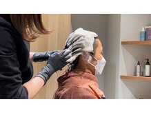 特殊な泡で白髪の原因とダメージの原因を除去しています