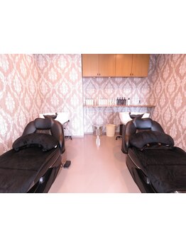 ゆったりした広めの空間でリラックス―。半個室のフルフラットシャンプー台で癒しの時間を満喫しませんか？