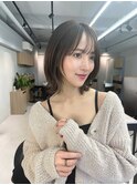 ミディアムレイヤー_ハイトーンカラー_前髪パーマ_ぱっつん前髪